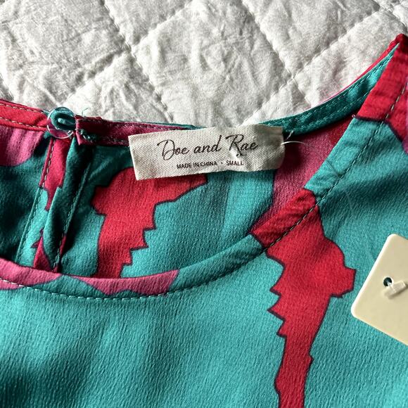 NWT Doe and Rae Women's Abstract Floral Blouse Ruffle Sleeve Size S - Picture 2 of 4